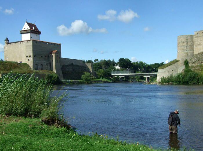 Rio Narva entre a Rússia e a Estónia